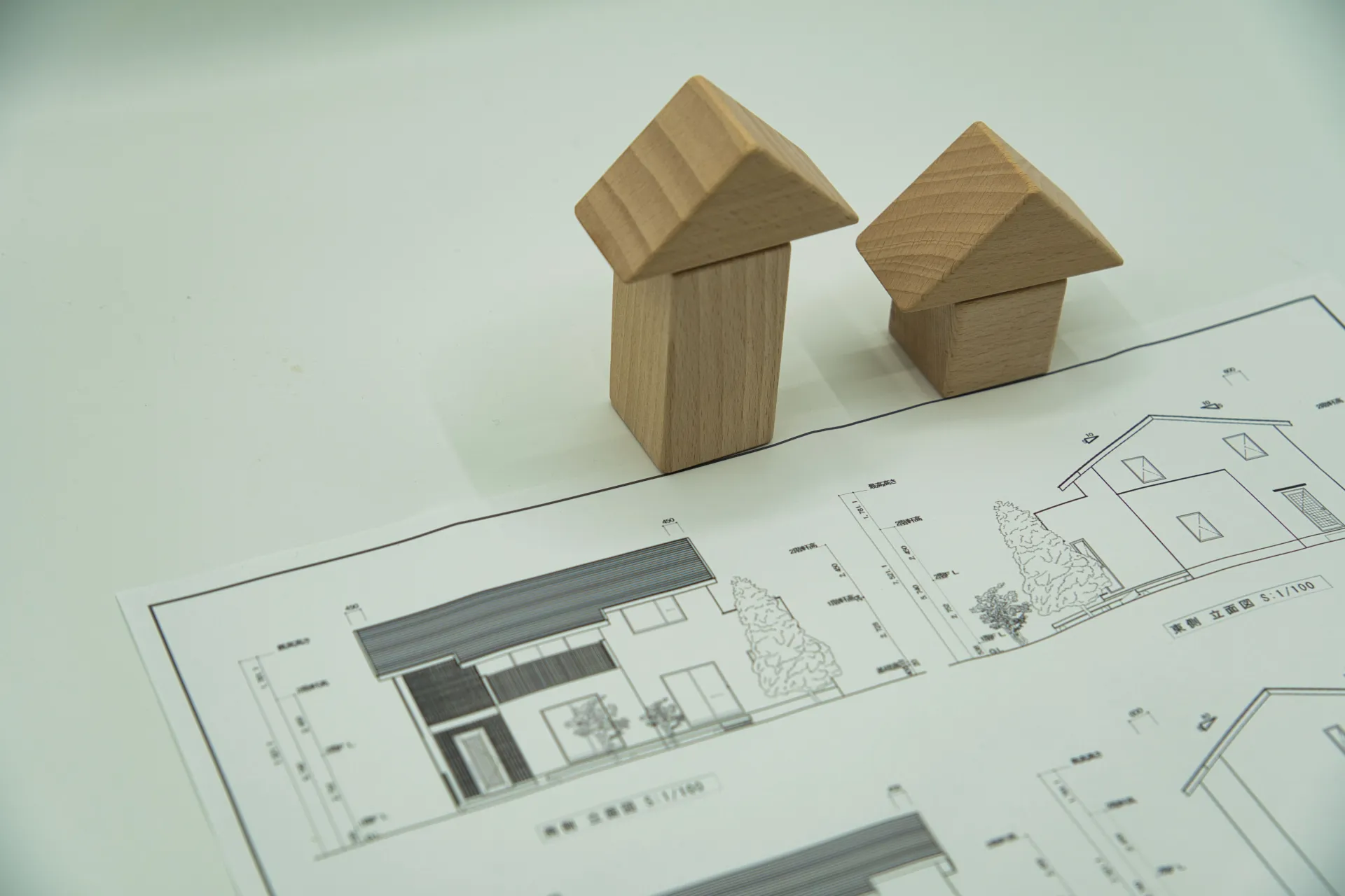 会議室での打ち合わせと現場作業のイメージ