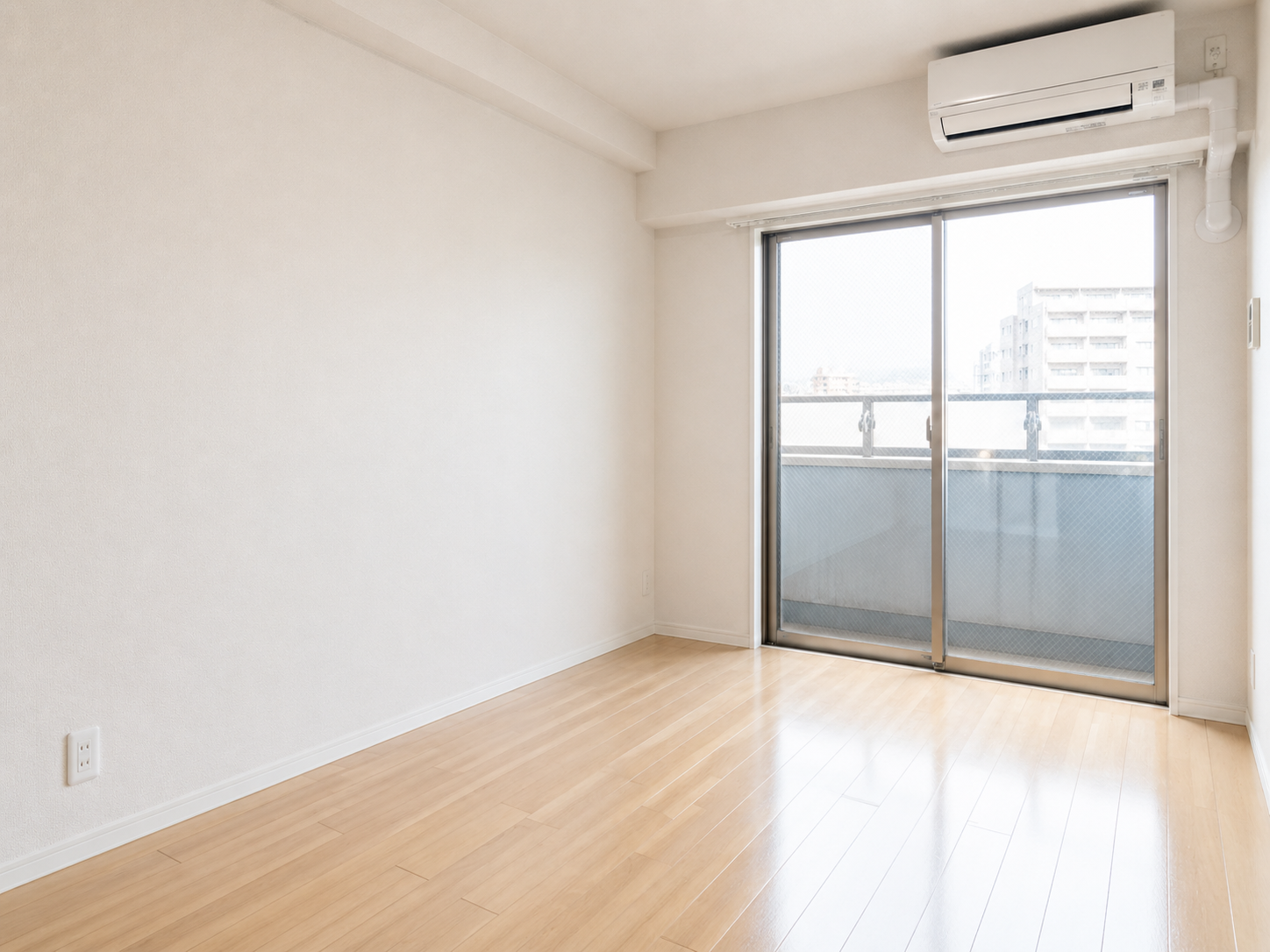 クロス施工後の白い壁面